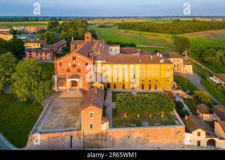 Coucher de soleil sur le monastère cistercien de Morimondo à quelques kilomètres au sud de Milan. Abbiategrasso, ville métropolitaine de Milan, quartier de Milan, Lombardie, Banque D'Images