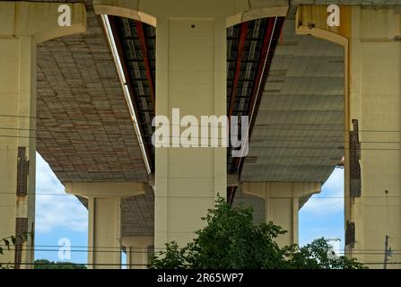 Sous les trois travées du pont de l'Interstate 480 près de Cleveland, Ohio, comme il a ses ponts remplacés pour la première fois en cinquante ans Banque D'Images