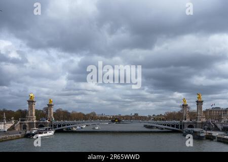 Pont Alexandre III lors d'une journée de printemps nuageux à Paris, France. 25 mars 2023. Banque D'Images