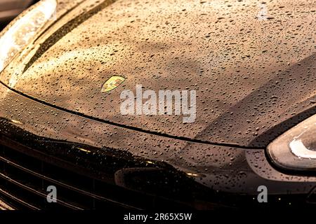 Masi, Italie 7 juin 2023 : luxueuse voiture noire avec gouttes d'eau couvrant son extérieur élégant. Banque D'Images