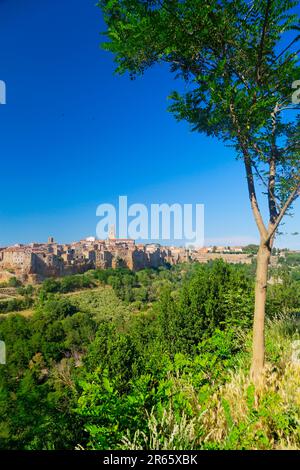 Vue panoramique du village médiéval de Pitigliano en Toscane, Italie Banque D'Images