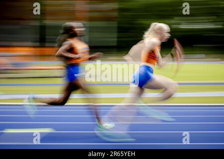 ARNHEM - Nketia Seedo et Marije van Hunenstijn lors d'une session d'entraînement pour les coureurs relais 4x100 à Papendal. ANP ROBIN VAN LONKHUIJSEN Banque D'Images