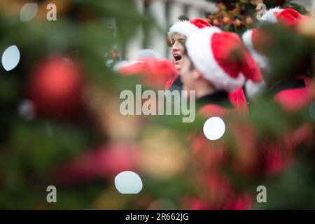 Les décorations et les tenues de Noël sont visibles dans le Covent Garden, dans le centre de Londres. Banque D'Images