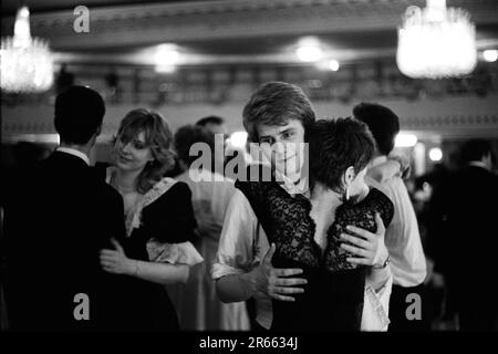 Un jeune couple riche de Sloane Rangers se présente sur la piste de danse à l'œuvre caritative annuelle Rose ball, qui s'est tenue dans le Grosvenor House Hotel, Park Lane. Mayfair, Londres, Angleterre vers mai 1982. 1980S ROYAUME-UNI HOMER SYKES Banque D'Images