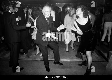 Différence d'âge entre jeunes et vieux contrastes. Boîte de nuit Wedgies au 107 Kings Road, Chelsea. Disco Dancing Wealthy Chelsea Kings Road Set. Londres, Angleterre vers 1982.1980s Royaume-Uni HOMER SYKES Banque D'Images