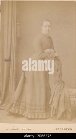 Carte de visite: Femme inconnue, Alexander Dinnie, Aberdeen c.1860s Banque D'Images