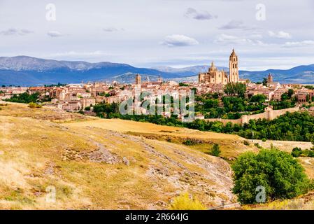 Champs autour de la ville. Vue sur la vieille ville médiévale entourée de murs. Mise en valeur de la cathédrale de Ségovie. Segovia, Castilla y León, Espagne, EUR Banque D'Images