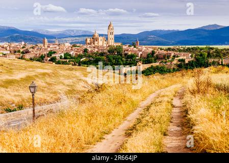 Champs autour de la ville. Vue sur la vieille ville médiévale entourée de murs. Mise en valeur de la cathédrale de Ségovie. Segovia, Castilla y León, Espagne, EUR Banque D'Images