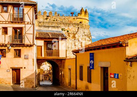 Plaza del Socorro et vue de l'intérieur des murs de Puerta de San Andrés - porte de Saint Andrew, une porte de la ville de Segovia, faisant partie de la méd de la ville Banque D'Images