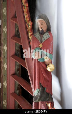 Figurine en chêne de Judas Iscariot, qui a trahi Jésus avec un baiser. Une des sculptures des douze Apôtres de l'église Saint-Jean-Baptiste, Bere Regis, Dorset. Banque D'Images