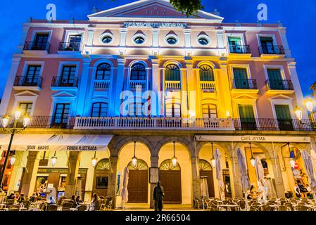 Façade du théâtre Juan Bravo, l'éclairage en bleu et jaune est dû à la guerre en Ukraine. Segovia, Castilla y León, Espagne, Europe Banque D'Images