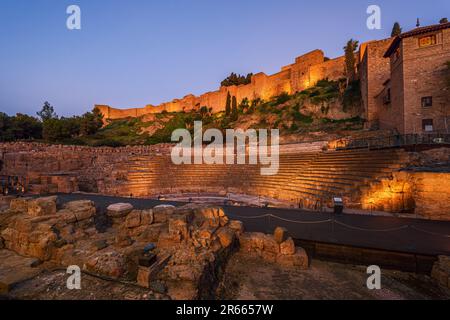 Alcazaba, palais forteresse (citadelle) avec ruines du théâtre romain en premier plan, Malaga, Espagne. Banque D'Images