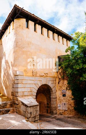 Vue de l'intérieur des murs. Puerta de Santiago - porte de Saint James est une porte de la ville de Segovia, faisant partie des fortifications médiévales de la ville. Se Banque D'Images