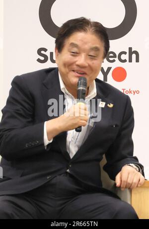 Tokyo, Japon. 7th juin 2023. Le maire de Nagoya, Takashi Kawamura, s'entretient avec le gouverneur de Tokyo, Yuriko Koike, lors de leur réunion au bureau du gouvernement métropolitain de Tokyo, mercredi, à 7 juin 2023. Le gouverneur d'Aichi et le maire de Nagoya ont demandé au gouverneur de Tokyo, Koike, de participer à la compétition de natation des Jeux asiatiques à Tokyo. (Photo de Yoshio Tsunoda/AFLO) Banque D'Images