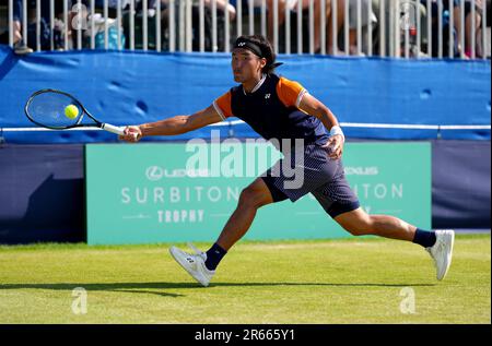 BU Yunchaokete en action lors de leur match contre Andy Murray (non représenté) le troisième jour du trophée Lexus Surbiton 2023 au club de remise en forme et de racket de Surbiton, Londres. Date de la photo: Mercredi 7 juin 2023. Banque D'Images