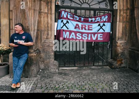 Prague, République tchèque. 07th juin 2023. Prague, République tchèque sur 7 juin 2023. Les partisans du jambon de l'Ouest applaudissent dans la rue de Prague avant le match final de la Ligue des conférences de l'UEFA entre l'ACF Fiorentina et le jambon de l'Ouest Uni à Eden Arena, Prague, République Tchèque sur 7 juin 2023. Credit: Giuseppe Maffia/Alay Live News Banque D'Images