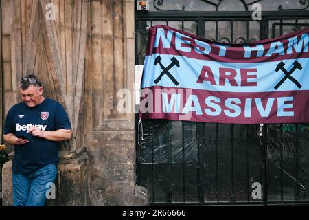 Prague, République tchèque. 07th juin 2023. Prague, République tchèque sur 7 juin 2023. Les partisans du jambon de l'Ouest applaudissent dans la rue de Prague avant le match final de la Ligue des conférences de l'UEFA entre l'ACF Fiorentina et le jambon de l'Ouest Uni à Eden Arena, Prague, République Tchèque sur 7 juin 2023. Credit: Giuseppe Maffia/Alay Live News Banque D'Images