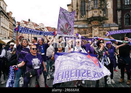 Prague, République tchèque. 07th juin 2023. Les partisans du jambon de l'Ouest applaudissent dans la rue de Prague avant le match final de la Ligue des conférences de l'UEFA entre l'ACF Fiorentina et le jambon de l'Ouest Uni à Eden Arena, Prague, République Tchèque sur 7 juin 2023. Credit: Giuseppe Maffia/Alay Live News Banque D'Images