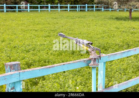 Arroseur industriel automatique pour l'arrosage de grandes surfaces. Banque D'Images