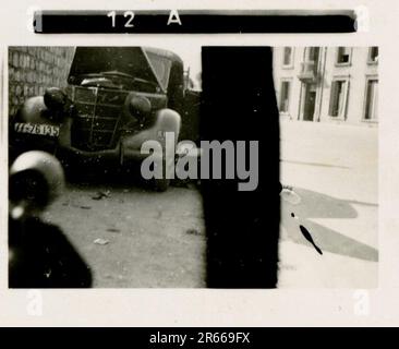 SS photographe Bergmann, Johannes, Leibstandarte Adolf Hitler, France 1940 Bivouac et activités quotidiennes sur le terrain; tombes allemandes; train avec des réfugiés; infanterie de marche; remise de troupes et de prisonniers de guerre français; unité antiaérienne de petit et de grand calibre; capture de l'aérodrome français avec des avions de chasse; capture de la voiture du personnel français avec des papiers et des cartes; Cérémonie de remise des prix de l'unité avec Sepp Dietrich; photos de boursiers individuels et de membres de l'unité; activités post-armistice telles que l'entretien des véhicules, la détente des membres de l'unité, la formation physique de l'unité, et autres tâches quotidiennes, photos de paysage o Banque D'Images