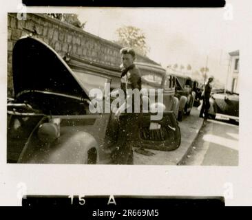 SS photographe Bergmann, Johannes, Leibstandarte Adolf Hitler, France 1940 Bivouac et activités quotidiennes sur le terrain; tombes allemandes; train avec des réfugiés; infanterie de marche; remise de troupes et de prisonniers de guerre français; unité antiaérienne de petit et de grand calibre; capture de l'aérodrome français avec des avions de chasse; capture de la voiture du personnel français avec des papiers et des cartes; Cérémonie de remise des prix de l'unité avec Sepp Dietrich; photos de boursiers individuels et de membres de l'unité; activités post-armistice telles que l'entretien des véhicules, la détente des membres de l'unité, la formation physique de l'unité, et autres tâches quotidiennes, photos de paysage o Banque D'Images