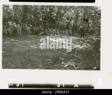 SS photographe Bergmann, Johannes, Leibstandarte Adolf Hitler, France 1940 Bivouac et activités quotidiennes sur le terrain; tombes allemandes; train avec des réfugiés; infanterie de marche; remise de troupes et de prisonniers de guerre français; unité antiaérienne de petit et de grand calibre; capture de l'aérodrome français avec des avions de chasse; capture de la voiture du personnel français avec des papiers et des cartes; Cérémonie de remise des prix de l'unité avec Sepp Dietrich; photos de boursiers individuels et de membres de l'unité; activités post-armistice telles que l'entretien des véhicules, la détente des membres de l'unité, la formation physique de l'unité, et autres tâches quotidiennes, photos de paysage o Banque D'Images