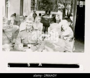 SS photographe Bergmann, Johannes, Leibstandarte Adolf Hitler, France 1940 Bivouac et activités quotidiennes sur le terrain; tombes allemandes; train avec des réfugiés; infanterie de marche; remise de troupes et de prisonniers de guerre français; unité antiaérienne de petit et de grand calibre; capture de l'aérodrome français avec des avions de chasse; capture de la voiture du personnel français avec des papiers et des cartes; Cérémonie de remise des prix de l'unité avec Sepp Dietrich; photos de boursiers individuels et de membres de l'unité; activités post-armistice telles que l'entretien des véhicules, la détente des membres de l'unité, la formation physique de l'unité, et autres tâches quotidiennes, photos de paysage o Banque D'Images