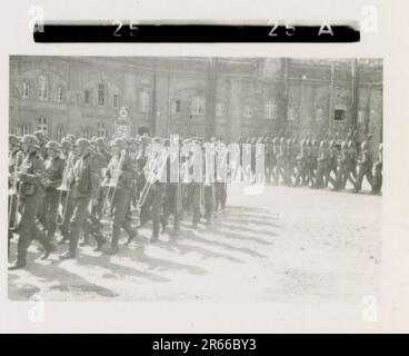 SS photographe Bergmann, Johannes, Leibstandarte Adolf Hitler, France 1940 Bivouac et activités quotidiennes sur le terrain; tombes allemandes; train avec des réfugiés; infanterie de marche; remise de troupes et de prisonniers de guerre français; unité antiaérienne de petit et de grand calibre; capture de l'aérodrome français avec des avions de chasse; capture de la voiture du personnel français avec des papiers et des cartes; Cérémonie de remise des prix de l'unité avec Sepp Dietrich; photos de boursiers individuels et de membres de l'unité; activités post-armistice telles que l'entretien des véhicules, la détente des membres de l'unité, la formation physique de l'unité, et autres tâches quotidiennes, photos de paysage o Banque D'Images