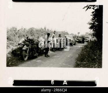 SS photographe Bergmann, Johannes, Leibstandarte Adolf Hitler, France 1940 Bivouac et activités quotidiennes sur le terrain; tombes allemandes; train avec des réfugiés; infanterie de marche; remise de troupes et de prisonniers de guerre français; unité antiaérienne de petit et de grand calibre; capture de l'aérodrome français avec des avions de chasse; capture de la voiture du personnel français avec des papiers et des cartes; Cérémonie de remise des prix de l'unité avec Sepp Dietrich; photos de boursiers individuels et de membres de l'unité; activités post-armistice telles que l'entretien des véhicules, la détente des membres de l'unité, la formation physique de l'unité, et autres tâches quotidiennes, photos de paysage o Banque D'Images
