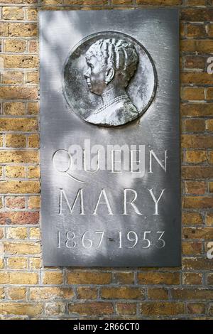Plaque commémorative sur un mur près de Buckingham Palace, Londres, Angleterre, à la reine Mary (1867-1953), épouse du roi George V et mère du roi George VI Banque D'Images