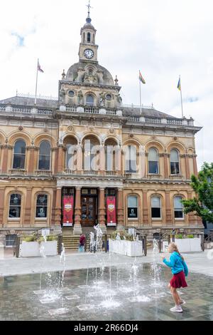 Enfant jouant à la fontaine, Ipswich Town Hall, la Cornhill, Ipswich, Suffolk, Angleterre, Royaume-Uni Banque D'Images