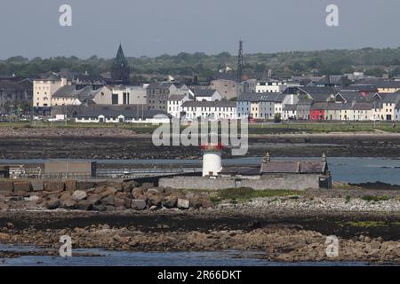 Mutton Island Lighthouse au large de la côte de Galway, comté de Galway, Irlande Banque D'Images