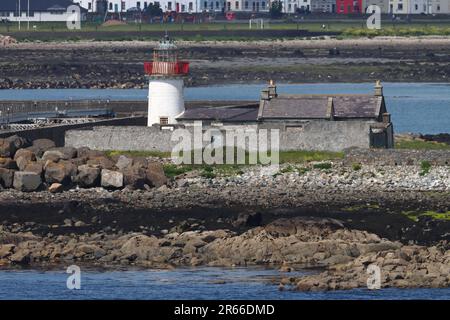 Mutton Island Lighthouse au large de la côte de Galway, comté de Galway, Irlande Banque D'Images