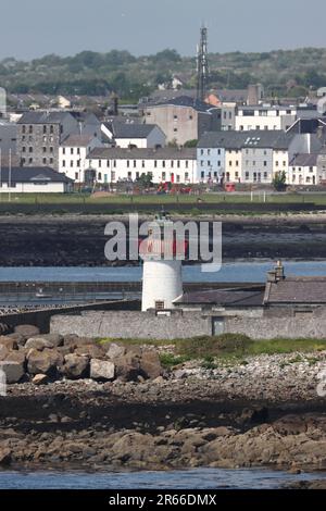 Mutton Island Lighthouse au large de la côte de Galway, comté de Galway, Irlande Banque D'Images