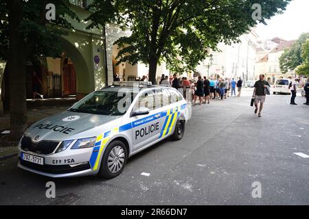 La police sur les lieux, suite à un affrontement entre les fans de West Ham et de Fiorentina à Prague, avant la finale de la Ligue de la Conférence Europa de l'UEFA à la Fortuna Arena. La force a déclaré que les fans italiens ont attaqué les fans de West Ham dans un bar de la capitale du pays, avec trois personnes laissées blessées. Il a également été confirmé qu'un policier avait été attaqué pendant l'incident. Date de la photo: Mercredi 7 juin 2023. Banque D'Images