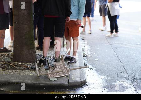 Les gens se tiennent près d'une chaise qui a été incendiée, après un affrontement entre les fans de West Ham et de Fiorentina à Prague, avant la finale de l'UEFA Europa Conference League à la Fortuna Arena. La force a déclaré que les fans italiens ont attaqué les fans de West Ham dans un bar de la capitale du pays, avec trois personnes laissées blessées. Il a également été confirmé qu'un policier avait été attaqué pendant l'incident. Date de la photo: Mercredi 7 juin 2023. Banque D'Images