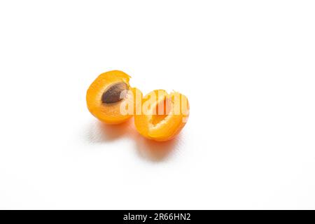 Abricots jaune-orange délicieusement colorés, à moitié abricot avec pip, isolés sur un fond blanc pur Banque D'Images