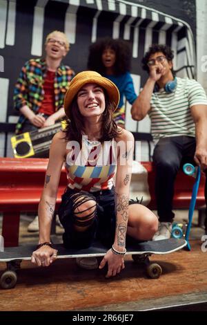 Portrait de jeunes amis heureux avec un skateboard et un boomer Banque D'Images