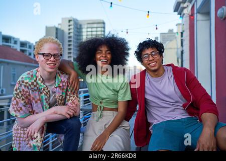 Portrait de jeunes amis heureux sur balcon d'appartement urbain Banque D'Images