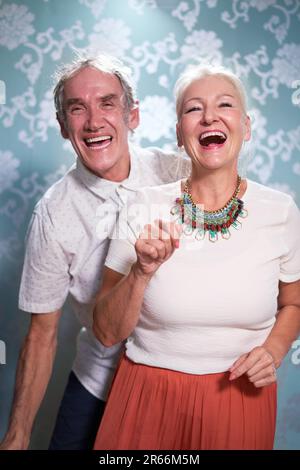 Portrait heureux, insouciant couple senior danse Banque D'Images