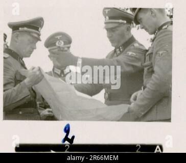 SS Photographer Blaurock, France, Finlande 1942-44 SS Soldier portraits photos, scutling de la flotte française à Toulon en novembre 1942, a capturé le canon antiaérien russe Gebirgsjäger Regiment 11 'Reinhard Heydrich' dans l'entraînement sur le terrain, les activités quotidiennes et récréatives, le défilé, les activités, l'unité d'artillerie lourde Banque D'Images