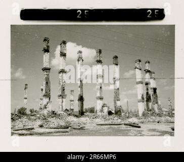 SS Photographer Blaurock, France, Finlande 1942-44 SS Soldier portraits photos, scutling de la flotte française à Toulon en novembre 1942, a capturé le canon antiaérien russe Gebirgsjäger Regiment 11 'Reinhard Heydrich' dans l'entraînement sur le terrain, les activités quotidiennes et récréatives, le défilé, les activités, l'unité d'artillerie lourde Banque D'Images