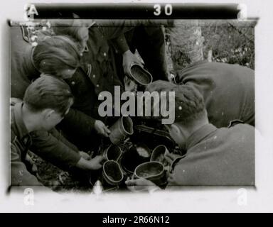 SS Photographer Blaurock, France, Finlande 1942-44 SS Soldier portraits photos, scutling de la flotte française à Toulon en novembre 1942, a capturé le canon antiaérien russe Gebirgsjäger Regiment 11 'Reinhard Heydrich' dans l'entraînement sur le terrain, les activités quotidiennes et récréatives, le défilé, les activités, l'unité d'artillerie lourde Banque D'Images