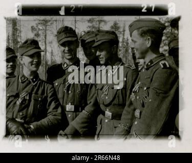 SS Photographer Blaurock, France, Finlande 1942-44 SS Soldier portraits photos, scutling de la flotte française à Toulon en novembre 1942, a capturé le canon antiaérien russe Gebirgsjäger Regiment 11 'Reinhard Heydrich' dans l'entraînement sur le terrain, les activités quotidiennes et récréatives, le défilé, les activités, l'unité d'artillerie lourde Banque D'Images