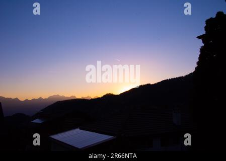 Vue sur la montagne tout en flânant autour de Villars-sur-Ollon en Suisse Banque D'Images