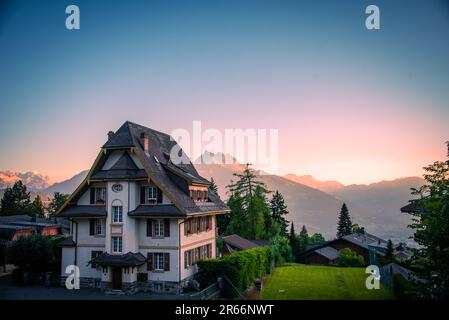 Vue sur la montagne tout en flânant autour de Villars-sur-Ollon en Suisse Banque D'Images