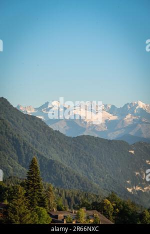 Vue sur la montagne tout en flânant autour de Villars-sur-Ollon en Suisse Banque D'Images