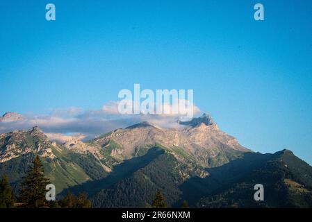 Vue sur la montagne tout en flânant autour de Villars-sur-Ollon en Suisse Banque D'Images