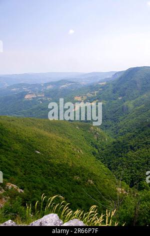 Admirez les majestueuses montagnes et plongez dans la splendeur sereine d'une nature intacte. De ce point de vue pittoresque, admirez l'harmonie Banque D'Images