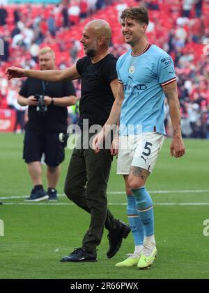 PEP Guardiola, directrice de Manchester City, et John Stones de Manchester City célèbrent après la finale de la coupe Emirates FA entre Manchester City agai Banque D'Images